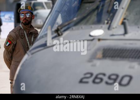 (151108) -- DUBAI, 8. Nov. 2015 -- Ein VAE-Soldat steht auf der 14. Dubai Air Show in Dubai, den Vereinigten Arabischen Emiraten, am 8. Nov. 2015, auf einem Militärhubschrauber. Die 14. Dubai Air Show, die weltweit drittgrößte ihrer Art, eröffnete hier am Sonntag mit rund 1.100 Ausstellern aus über 60 Ländern. ) UAE-DUBAI-AIR SHOW CuixXinyu PUBLICATIONxNOTxINxCHN Dubai 8. November 2015 ein VAE Soldat steht in der Wachtstellung ein Militärhubschrauber AUF der 14. Dubai Air Show in Dubai die Vereinigten Arabischen Emirate 8. November 2015 die 14. Dubai Air Show die Welt S 3. Größte ihres Kindes hat hier AM Sonntag eröffnet mit Also Stockfoto