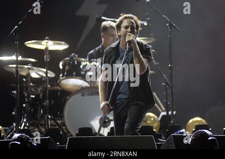 (151109) -- LA PLATA, 7. November 2015 -- Eddie Vedder, Sänger der US-amerikanischen Band Pearl Jam, tritt während eines Konzerts im Rahmen einer Tour der Band in Lateinamerika auf, im Estadio Unico Ciudad de la Plata in Buenos Aires, Argentinien, in den letzten Stunden des 7. Nov. 2015. Carlos Cermele/) (vf) ARGENTINIEN-LA PLATA-MUSIC-PEARL JAM TELAM PUBLICATIONxNOTxINxCHN 151109 La Plata 7. November 2015 Eddie Vedder Sänger der U S Tie Pearl Jam tritt während eines Konzerts IM Rahmen einer Tour of the Tie in Lateinamerika IM Estadio Unico Ciudad de La Plata in Buenos Aires Argentinien auf AUF die Laststunden vom 7. November 2 Stockfoto