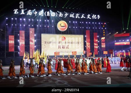 Die Teilnehmer tauchen während der Eröffnungszeremonie des Fünften China (Putian) South Shaolin Martial Art Cultural Festivals in Putian, Südostchina, Provinz Fujian, am 8. November 2015 auf. Das viertägige Fifth China (Putian) South Shaolin Martial Art Cultural Festival eröffnete hier am Sonntag. ) (Zwx) CHINA-FUJIAN-PUTIAN-MARTIAL ARTS CULTURAL FESTIVAL(CN) LinxJianbing PUBLICATIONxNOTxINxCHN Teilnehmer tauchen während der Eröffnungszeremonie des Fünften China Putian South Shaolin Martial Art Cultural Festival in Putian Südostchina S Fujian Province 8. November 2015 der viertägige Fünfte China Putian Süd Shaolin Ma auf Stockfoto