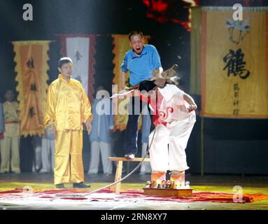 Ein Mann spielt Qigong während der Eröffnungszeremonie des Fünften China (Putian) South Shaolin Martial Art Cultural Festivals in Putian, Südostchina, Provinz Fujian, am 8. November 2015. Das viertägige Fifth China (Putian) South Shaolin Martial Art Cultural Festival eröffnete hier am Sonntag. ) (Zwx) CHINA-FUJIAN-PUTIAN-MARTIAL ARTS CULTURAL FESTIVAL(CN) LinxJianbing PUBLICATIONxNOTxINxCHN ein Mann spielt Qigong während der Eröffnungszeremonie des Fünften China Putian South Shaolin Martial Art Cultural Festival in Putian South East China S Fujian Province 8. November 2015 der 4. Tag Fünfte China Putian South Shaolin Stockfoto