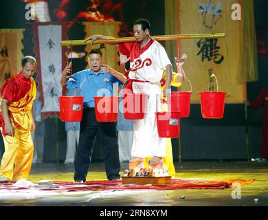 Ein Mann spielt Qigong während der Eröffnungszeremonie des Fünften China (Putian) South Shaolin Martial Art Cultural Festivals in Putian, Südostchina, Provinz Fujian, am 8. November 2015. Das viertägige Fifth China (Putian) South Shaolin Martial Art Cultural Festival eröffnete hier am Sonntag. ) (Zwx) CHINA-FUJIAN-PUTIAN-MARTIAL ARTS CULTURAL FESTIVAL(CN) LinxJianbing PUBLICATIONxNOTxINxCHN ein Mann spielt Qigong während der Eröffnungszeremonie des Fünften China Putian South Shaolin Martial Art Cultural Festival in Putian South East China S Fujian Province 8. November 2015 der 4. Tag Fünfte China Putian South Shaolin Stockfoto