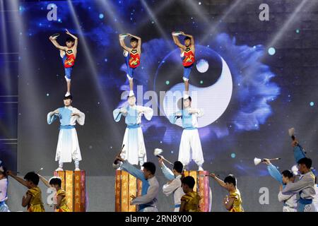 Schauspieler treten während der Eröffnungszeremonie des Fünften China (Putian) South Shaolin Martial Art Cultural Festivals in Putian, Südostchina, Provinz Fujian, am 8. November 2015 auf. Das viertägige Fifth China (Putian) South Shaolin Martial Art Cultural Festival eröffnete hier am Sonntag. ) (Zwx) CHINA-FUJIAN-PUTIAN-MARTIAL ARTS CULTURAL FESTIVAL(CN) LinxJianbing PUBLICATIONxNOTxINxCHN Schauspieler treten während der Eröffnungszeremonie des Fünften China Putian South Shaolin Martial Art Cultural Festival in Putian Südost China S Fujian Province 8. November 2015 die 4 Tage Fünfte China Putian South Shaolin Martial Art Cu auf Stockfoto