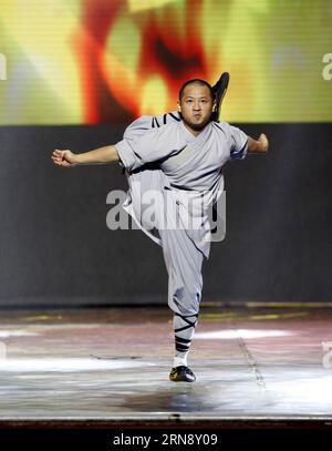 Ein Mönch spielt Jujitsu während der Eröffnungszeremonie des Fünften China (Putian) South Shaolin Martial Art Cultural Festivals in Putian, Südostchina, Provinz Fujian, am 8. November 2015. Das viertägige Fifth China (Putian) South Shaolin Martial Art Cultural Festival eröffnete hier am Sonntag. ) (Zwx) CHINA-FUJIAN-PUTIAN-MARTIAL ARTS CULTURAL FESTIVAL(CN) LinxJianbing PUBLICATIONxNOTxINxCHN ein Mönch spielt Jujitsu während der Eröffnungszeremonie des Fünften China Putian South Shaolin Martial Art Cultural Festivals in Putian South East China S Fujian Province 8. November 2015 der 4 Tage Fünfte China Putian South Shao Stockfoto