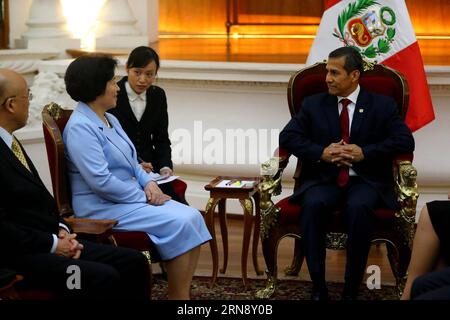 Sun Chunlan (2. L), Leiter der Arbeitsabteilung der Vereinten Front des Zentralkomitees der Kommunistischen Partei Chinas, trifft am 9. November 2015 in Lima (Peru) mit dem peruanischen Präsidenten Ollanta Humala (1. R) zusammen. ()(zcc) PERU-LIMA-SUN CHUNLAN-SITZUNG Xinhua PUBLICATIONxNOTxINxCHN Sun Chunlan 2. L Leiter der Arbeitsabteilung der Vereinten Front des Zentralkomitees der Kommunistischen Partei Chinas trifft mit dem peruanischen Präsidenten Ollanta Humala 1. R in Lima Peru 9. November 2015 ZCC Peru Lima Sun Chunlan Treffen XINHUA PUxTICxTICxTUCHN Stockfoto