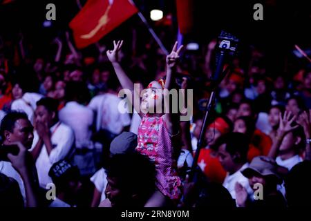 Ein Kind beobachtet die Stimmenauszählung der Mehrparteienwahlen vor dem Oppositionssitz der National League for Democracy (NLD) in Yangon, Myanmar, 10. November 2015. Die Union Election Commission (UEC) in Myanmar kündigte am Dienstag 106 gewählte parlamentsvertreter als Ergebnis der Wahl am ersten Tag an, darunter 54 im Repräsentantenhaus und 52 im Regierungs- oder landtag. Von den 54 Sitzen im Repräsentantenhaus dominiert die oppositionelle nationale Liga für Demokratie (NLD) mit 49 Sitzen und die NLD fegte auch 47 der 52 Sitze im landtag. ) MYANMAR-YANGO Stockfoto