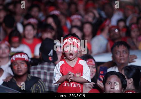 Ein Kind beobachtet die Stimmenauszählung der Mehrparteienwahlen vor dem Oppositionssitz der National League for Democracy (NLD) in Yangon, Myanmar, 10. November 2015. Die Union Election Commission (UEC) in Myanmar kündigte am Dienstag 106 gewählte parlamentsvertreter als Ergebnis der Wahl am ersten Tag an, darunter 54 im Repräsentantenhaus und 52 im Regierungs- oder landtag. Von den 54 Sitzen im Repräsentantenhaus dominiert die oppositionelle nationale Liga für Demokratie (NLD) mit 49 Sitzen und die NLD fegte auch 47 der 52 Sitze im landtag. ) MYANMAR-YANGO Stockfoto