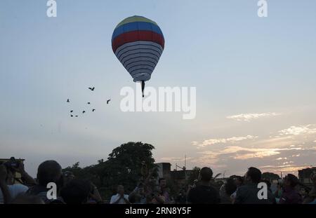 (151110) -- CALCUTTA, 10. November 2015 -- Foto aufgenommen am 10. November 2015 zeigt einen Phanush, eine Art traditioneller Papierballon, um die Hindu-Göttin Kali, die Göttin der Macht, in Kalkutta, der Hauptstadt des ostindischen Bundesstaates Westbengalen, zu verehren. Das Kali-Gottesdienst-Festival wird in Ostindien während des Diwali, dem Hindu-Festival der Lichter, gefeiert, das das größte Hindu-Festival des Jahres ist. (Zhf) INDIA-CALCUTTA-HINDU FESTIVAL-PAPIERBALLONS TumpaxMondal PUBLICATIONxNOTxINxCHN CALCUTTA Nov 10 2015 Foto aufgenommen AM 10. November 2015 zeigt einen Phanush ein Kind des traditionellen Papierballons, um die zu verehren Stockfoto