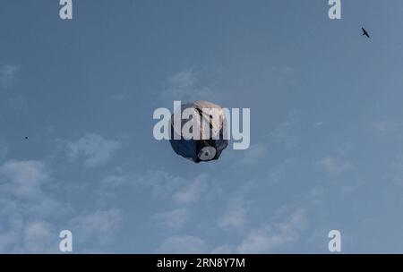 (151110) -- CALCUTTA, 10. November 2015 -- Foto aufgenommen am 10. November 2015 zeigt einen Phanush, eine Art traditioneller Papierballon, um die Hindu-Göttin Kali, die Göttin der Macht, in Kalkutta, der Hauptstadt des ostindischen Bundesstaates Westbengalen, zu verehren. Das Kali-Gottesdienst-Festival wird in Ostindien während des Diwali, dem Hindu-Festival der Lichter, gefeiert, das das größte Hindu-Festival des Jahres ist. (Zhf) INDIA-CALCUTTA-HINDU FESTIVAL-PAPIERBALLONS TumpaxMondal PUBLICATIONxNOTxINxCHN CALCUTTA Nov 10 2015 Foto aufgenommen AM 10. November 2015 zeigt einen Phanush ein Kind des traditionellen Papierballons, um die zu verehren Stockfoto