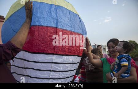 (151110) -- CALCUTTA, 10. November 2015 -- eine indische bengalische Familie fliegt einen Phanush, eine Art traditioneller Papierballon, um die Hindu-Göttin Kali, die Göttin der Macht, in Calcutta, der Hauptstadt des östlichen indischen Bundesstaates Westbengalen, am 10. November 2015 zu verehren. Das Kali-Gottesdienst-Festival wird in Ostindien während des Diwali, dem Hindu-Festival der Lichter, gefeiert, das das größte Hindu-Festival des Jahres ist. (Zhf) INDIA-CALCUTTA-HINDU FESTIVAL-PAPIERBALLONS TumpaxMondal PUBLICATIONxNOTxINxCHN Calcutta Nov 10 2015 nach Indian Bengali Family FLIEGT ein Phanush ein Kind des traditionellen Papierballons nach Stockfoto