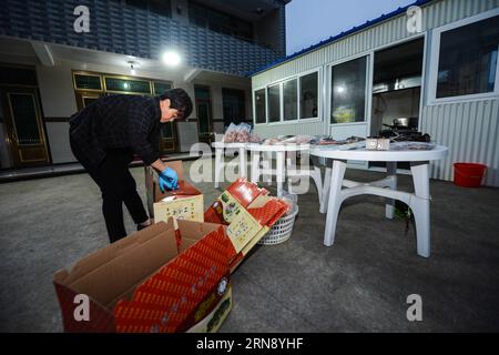 (151111) -- ZHOUSHAN, 11. November 2015 -- Wang Zhifen verpackt Meeresfrüchte für Kunden ihres Online-Shops vor der Singles Day Shopping Spree in Zhoushan, der ostchinesischen Provinz Zhejiang. Die 53-jährige Wang Zhifen war Fischerin und eröffnete im vergangenen Jahr ihren Online-Fischladen und wurde der erste E-Commerce-Fischer im Dorf. Der chinesische E-Commerce-Riese Alibaba hatte innerhalb von 12 Minuten und 28 Sekunden nach Mitternacht einen Umsatz von 10 Milliarden Yuan (1,57 Bln US-Dollar) verzeichnet und damit am diesjährigen Singles Day am Mittwoch, der Online-kaufmesse von China, die dem Cyber Monday von Amerika ähnelt, erneut Rekorde gebrochen. ) (Zkr) Stockfoto