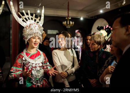 (151111) -- MOSKAU, 11. November 2015 -- Eine junge Frau, die in traditionellen Kostümen gekleidet ist, spricht mit Besuchern während der Eröffnung der traditionellen Kostümausstellung der Provinz Guizhou, im Allrussischen Kunstmuseum von Moskau, Russland, am 11. November 2015. Die Ausstellung zeigt Fotografien, traditionelle Kostüme und Utensilien für den täglichen Gebrauch von acht ethnischen Minderheiten aus der südwestchinesischen Provinz Guizhou. RUSSLAND-MOSKAU-CHINA-AUSSTELLUNG EvgenyxSinitsyn PUBLICATIONxNOTxINxCHN 151111 Moskau 11. November 2015 eine junge Frau in traditioneller Tracht spricht mit Besuchern während der Eröffnung des Guizhou Provin Stockfoto