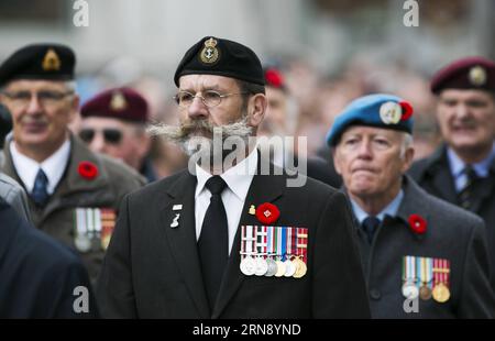 (151111) -- OTTAWA, 11. November 2015 -- Menschen nehmen an den Feierlichkeiten zum Gedenktag am National war Memorial in Ottawa, Kanada, 11. November 2015 Teil. ) CANADA-OTTAWA-REMBERANCE DAY ChrisxRoussakis PUBLICATIONxNOTxINxCHN 151111 Ottawa 11. November 2015 Prominente nehmen AN den Gedenkfeiern AM National was Memorial in Ottawa Kanada 11. November 2015 Kanada Ottawa Rememberance Day PUBLICATIONxNOTxINxCHN Teil Stockfoto