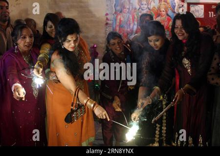 (151111) -- LAHORE, 11. November 2015 -- pakistanische Hindus spielen mit Feuerwerk, um Diwali, das Hindu Festival der Lichter, am 11. November 2015 im östlichen pakistanischen Lahore zu feiern. ) PAKISTAN-LAHORE-DIWALI-FESTIVAL JamilxAhmed PUBLICATIONxNOTxINxCHN 151111 Lahore 11. November 2015 pakistanische Hindus spielen mit Feuerwerk, um Diwali das Hindu Festival der Lichter in Ostpakistan S Lahore AM 11. November 2015 Pakistan Lahore Diwali Festival JamilxAhmed PUICATIONxCHINxTxN zu feiern Stockfoto