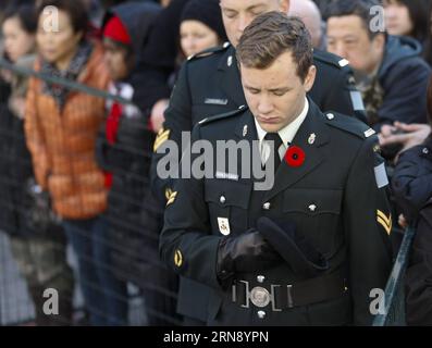 (151111) -- VANCOUVER, 11. November 2015 -- Ein Soldat nimmt einen Moment der Stille während der Gedenkfeier in Vancouver, Kanada, 11. November 2015. Tausende Gemeindemitglieder nahmen zusammen mit Veteranen und Militärangehörigen an der Gedenkfeier in der Innenstadt von Vancouver Teil, um Kanadas Soldaten zu ehren, die während des Krieges Opfer brachten. KANADA-VANCOUVER-GEDENKTAG-ZEREMONIE Liangxsen PUBLICATIONxNOTxINxCHN 151111 Vancouver 11. November 2015 ein Soldat nimmt einen Moment der Stille während der Gedenktag-Zeremonie in Vancouver Kanada 11. November 2015 Tausende von Gemeinschaftsmitgliedern zusammen mit Veteranen Stockfoto