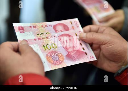 (151112) -- PEKING, 12. November 2015 -- die Einwohner halten zwei neue 100-Yuan-Banknoten, die aus der Pekinger Niederlassung der Bank für Kommunikation in Peking, der Hauptstadt Chinas, abgehoben werden. Die chinesische Zentralbank hat am Donnerstag eine neue 100-Yuan-Banknote veröffentlicht. Das Design ist weitgehend identisch mit der früheren Serie, aber die neuen Banknoten sind schwerer zu fälschen und für Maschinen leichter lesbar. Die 100-Yuan-Note ist die größte Stückelung der chinesischen Währung. ) (lfj) CHINA-NEW BANKNOTE-RELEASE (CN) LixXin PUBLICATIONxNOTxINxCHN Peking 12. November 2015 Einwohner halten zwei neue 100-Yuan-Banknoten, die aus dem eingezogen werden Stockfoto