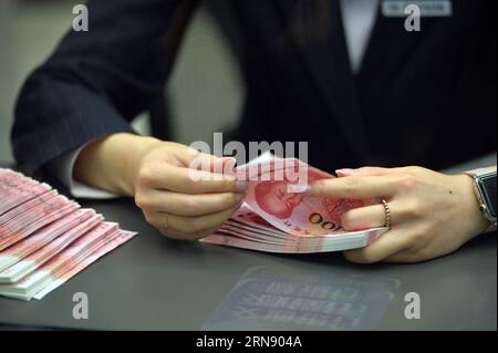 (151112) -- PEKING, 12. November 2015 -- Ein Bankmitarbeiter zählt neue 100-Yuan-Banknoten in der Pekinger Niederlassung der Bank of Communication in Peking, der Hauptstadt Chinas. Die chinesische Zentralbank hat am Donnerstag eine neue 100-Yuan-Banknote veröffentlicht. Das Design ist weitgehend identisch mit der früheren Serie, aber die neuen Banknoten sind schwerer zu fälschen und für Maschinen leichter lesbar. Die 100-Yuan-Note ist die größte Stückelung der chinesischen Währung. ) (lfj) CHINA-NEW BANKNOTE-RELEASE (CN) LixXin PUBLICATIONxNOTxINxCHN Peking 12. November 2015 ein Mitarbeiter der Bank zählt neue 100-Yuan-Banknoten IN Peking Stockfoto