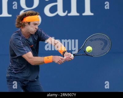 31. August 2023: Andrey Rubelev besiegte Gael Monfils (FRA) mit 6:4, 6:3, 3:6, 6:1 bei den US Open, die im Billie Jean King National Tennis Center in Flushing, Queens, New York, gespielt wurden. © Grace Schultz/CSM Stockfoto