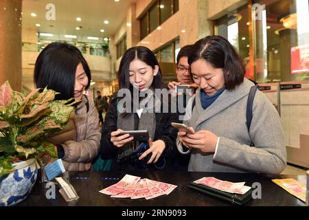 (151112) -- PEKING, 12. November 2015 -- Reporter fotografieren neue 100-Yuan-Banknoten in der Pekinger Niederlassung der Bank of Communication in Peking, Hauptstadt Chinas, 12. November 2015. Die chinesische Zentralbank hat am Donnerstag eine neue 100-Yuan-Banknote veröffentlicht. Das Design ist weitgehend identisch mit der früheren Serie, aber die neuen Banknoten sind schwerer zu fälschen und für Maschinen leichter lesbar. Die 100-Yuan-Note ist die größte Stückelung der chinesischen Währung. ) (lfj) CHINA-NEW BANKNOTE-RELEASE (CN) LixXin PUBLICATIONxNOTxINxCHN Peking 12. November 2015 Reporter fotografieren neue 100-Yuan-Banknoten BEI T Stockfoto