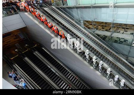 (151112) -- SINGAPUR, 12. November 2015 -- Darsteller, die als Charaktere des Films Star Wars verkleidet sind, treten während der Enthüllungszeremonie der Star Wars-Kämpfer am Flughafen Singapur Changi am 12. November 2015 auf. Am Donnerstag fand am Flughafen Singapur Changi eine Enthüllungszeremonie für die beiden lebensgroßen Modelle der Star Wars-Filmkämpfer, des X-Wing-Kämpfers und DES TIE-KÄMPFERS, statt. Zur gleichen Zeit veranstalteten alle Nippon Airlines (ANA) eine Medientour ihres Linienflugzeugs B787 in Star Wars R2-D2-Lackierung.) SINGAPUR-STAR WARS-FIGHTER MODEL-ENTHÜLLUNG ThenxChihxWey PUBLICATIONxNOTxINxCHN Singapur Nov 12 2015 Darsteller gekleidet Stockfoto