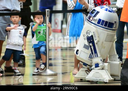 (151112) -- SINGAPUR, 12. November 2015 -- Kinder sehen die Charaktere des Films Star Wars bei der Enthüllungszeremonie der Star Wars Fighters am Flughafen Singapur Changi am 12. November 2015. Am Donnerstag fand am Flughafen Singapur Changi eine Enthüllungszeremonie für die beiden lebensgroßen Modelle der Star Wars-Filmkämpfer, des X-Wing-Kämpfers und DES TIE-KÄMPFERS, statt. Zur gleichen Zeit veranstalteten alle Nippon Airlines (ANA) eine Medientour ihres Linienflugzeugs B787 in Star Wars R2-D2-Lackierung.) SINGAPUR-STAR WARS-FIGHTER MODEL-ENTHÜLLUNG ThenxChihxWey PUBLICATIONxNOTxINxCHN Singapur 12. November 2015 Kinder Sehen Sie sich die an Stockfoto