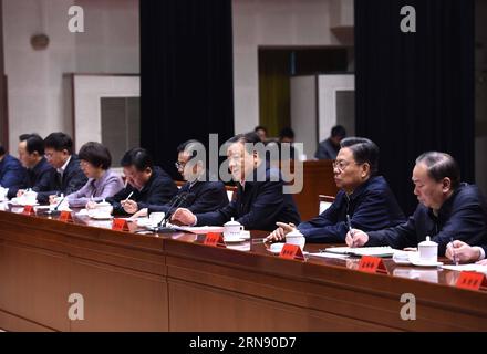 (151112) -- PEKING, 12. November 2015 -- Liu Yunshan (3. R), Präsident der Parteischule des Zentralkomitees der Kommunistischen Partei Chinas (KPCh) und Mitglied des Ständigen Komitees des Politischen Büros des Zentralkomitees der KPCh, anlässlich der Eröffnungszeremonie des zweiten Batch-Programms der Schule für das Herbstsemester 2015 in Peking, Hauptstadt Chinas, 12. November 2015. ) (Zkr) CHINA-LIU YUNSHAN-PARTEI SCHULE-HERBST SEMESTER-ERÖFFNUNGSZEREMONIE(CN) RaoxAimin PUBLICATIONxNOTxINxCHN Peking 12. November 2015 Liu Yunshan 3. R Präsident der Parteischule der Kommunistischen Partei Chinas CPC Central Commi Stockfoto