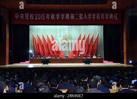 (151112) -- PEKING, 12. November 2015 -- Liu Yunshan, Präsident der Parteischule des Zentralkomitees der Kommunistischen Partei Chinas (KPCh) und Mitglied des Ständigen Komitees des Politbüros des Zentralkomitees der KPCh, anlässlich der Eröffnungszeremonie des zweiten Batch-Programms der Schule für das Herbstsemester 2015 in Peking, Hauptstadt Chinas, 12. November 2015. ) (Zkr) CHINA-LIU YUNSHAN-PARTEI SCHULE-HERBST SEMESTER-ERÖFFNUNGSZEREMONIE(CN) RaoxAimin PUBLICATIONxNOTxINxCHN Peking 12. November 2015 Liu Yunshan Präsident der Parteischule des Zentralkomitees der Kommunistischen Partei Chinas KPCh und eine Mitteilung Stockfoto