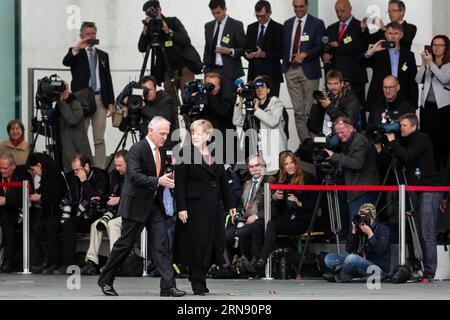 (151113) -- BERLIN, 13. November 2015 -- Bundeskanzlerin Angela Merkel (R, Front) spricht mit dem australischen Premierminister Malcolm Turnbull (L, Front) während einer Begrüßungszeremonie im Bundeskanzleramt in Berlin, Deutschland, am 13. November 2015. )(zhf) GERMANY-BERLIN-AUSTRALIA-PM-VISIT ZhangxFan PUBLICATIONxNOTxINxCHN Berlin 13. November 2015 Bundeskanzlerin Angela Merkel r Front spricht mit den australischen Premierministern Malcolm Turnbull l Front während einer Begrüßungszeremonie IM Bundeskanzleramt in Berlin Deutschland AM 13. November 2015 zhf Deutschland Berlin Australien PM Visit ZhangxFan PUNOBLATxCHNxN Stockfoto