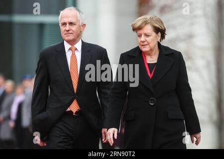 (151113) -- BERLIN, 13. November 2015 -- die deutsche Kanzlerin Angela Merkel (R) und der australische Premierminister Malcolm Turnbull nehmen am 13. November 2015 an einer Begrüßungszeremonie im Bundeskanzleramt in Berlin Teil. )(zhf) GERMANY-BERLIN-AUSTRALIA-PM-VISIT ZhangxFan PUBLICATIONxNOTxINxCHN Berlin 13. November 2015 Bundeskanzlerin Angela Merkel r und der australische Premierminister Malcolm Turnbull nehmen AM 13. November 2015 an einer Begrüßungszeremonie IM Bundeskanzleramt in Berlin Teil Stockfoto