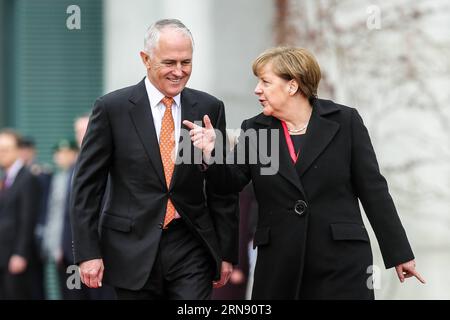 (151113) -- BERLIN, 13. November 2015 -- Bundeskanzlerin Angela Merkel (R) spricht mit dem australischen Premierminister Malcolm Turnbull während einer Begrüßungszeremonie im Bundeskanzleramt in Berlin am 13. November 2015. )(zhf) GERMANY-BERLIN-AUSTRALIA-PM-VISIT ZhangxFan PUBLICATIONxNOTxINxCHN Berlin 13. November 2015 Bundeskanzlerin Angela Merkel r spricht mit dem australischen Premierminister Malcolm Turnbull während einer Begrüßungszeremonie IM Bundeskanzleramt in Berlin Deutschland AM 13. November 2015 zhf Deutschland Berlin Australien PM Visit ZhangxFan PUBLICATIOxCHN Stockfoto