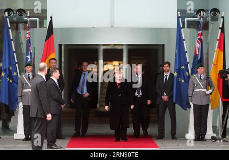 (151113) -- BERLIN, 13. November 2015 -- Bundeskanzlerin Angela Merkel (C) wartet auf die Ankunft des australischen Premierministers Malcolm Turnbull während einer Begrüßungszeremonie im Bundeskanzleramt in Berlin am 13. November 2015. )(zhf) GERMANY-BERLIN-AUSTRALIA-PM-VISIT ZhangxFan PUBLICATIONxNOTxINxCHN Berlin 13. November 2015 Bundeskanzlerin Angela Merkel C wartet auf die Ankunft des australischen Premierministers Malcolm Turnbull während einer Begrüßungszeremonie IM Bundeskanzleramt in Berlin Deutschland AM 13. November 2015 zhf Deutschland Berlin Australien PM Visit ZhangxFan PUBLICTINxN Stockfoto