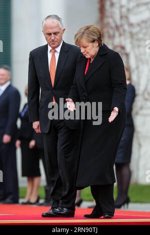 (151113) -- BERLIN, 13. November 2015 -- Bundeskanzlerin Angela Merkel (R) spricht mit dem australischen Premierminister Malcolm Turnbull während einer Begrüßungszeremonie im Bundeskanzleramt in Berlin am 13. November 2015. )(zhf) GERMANY-BERLIN-AUSTRALIA-PM-VISIT ZhangxFan PUBLICATIONxNOTxINxCHN Berlin 13. November 2015 Bundeskanzlerin Angela Merkel r spricht mit dem australischen Premierminister Malcolm Turnbull während einer Begrüßungszeremonie IM Bundeskanzleramt in Berlin Deutschland AM 13. November 2015 zhf Deutschland Berlin Australien PM Visit ZhangxFan PUBLICATIOxCHN Stockfoto