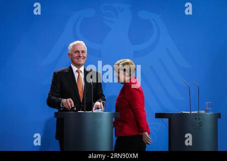 (151113) -- BERLIN, 13. November 2015 -- die deutsche Kanzlerin Angela Merkel (R) und der australische Premierminister Malcolm Turnbull nahmen am 13. November 2015 an einer Pressekonferenz im Bundeskanzleramt in Berlin Teil. )(zhf) GERMANY-BERLIN-AUSTRALIA-PM-VISIT ZhangxFan PUBLICATIONxNOTxINxCHN Berlin 13. November 2015 Bundeskanzlerin Angela Merkel r und der australische Premierminister Malcolm Turnbull nehmen AM 13. November 2015 an einer Pressekonferenz IM Bundeskanzleramt in Berlin Deutschland Teil Zhf Deutschland Berlin Australien PM Visit ZhangxFan PUICATIONxCHINxCHXTxN Stockfoto