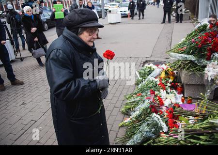 (151114) -- MOSKAU, 14. November 2015 -- Eine Frau bietet eine Blume in der französischen Botschaft in Moskau, Russland, 14. November 2015. Mindestens 127 Menschen wurden getötet und mehr als 200 verletzt bei 6 koordinierten Angriffen Freitagabend in Paris berichtete das französische Fernsehen BFMTV am Samstagmorgen unter Berufung auf eine Polizeiquelle. RUSSLAND-MOSKAU-FRANKREICH-KONDOLENZ EvgenyxSinitsyn PUBLICATIONxNOTxINxCHN Terroranschläge in Paris - Anteilnahme in Moskau 151114 Moskau 14. November 2015 eine Frau BIETET eine Blume in der französischen Botschaft in Moskau Russland 14. November 2015 mindestens 127 Prominente wurden GETÖTET und mehr als 200 verletzt in 6 koordinierten Attac Stockfoto