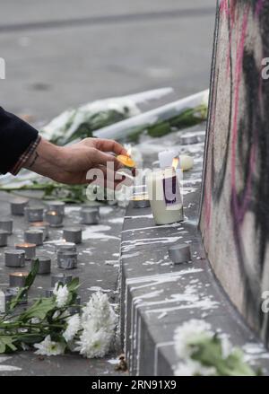 (151114) -- PARIS, 14. November 2015 -- Kerzen werden am Place de la Republique in Paris, Frankreich, am 14. November 2015 platziert. Der französische Präsident Francois Hollande kündigte am Samstag eine dreitägige nationale Trauer an. (Zjy) FRANKREICH-PARIS-ATTACKS-TRAUER WangxChaowen PUBLICATIONxNOTxINxCHN Terroranschläge in Paris - Gedenken an die Opfer am Place de la Republique 151114 Paris 14. November 2015 Kerzen werden auf dem Place de La Republique in Paris platziert 14. November 2015 der französische Präsident Francois Hollande kündigte am Samstag zjy eine dreitägige nationale Trauer an Frankreich Paris attackiert unter Trauer PUBLICATIONxNOTxI Stockfoto