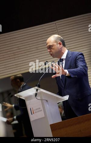 (151114) -- ROM, 14. November 2015 -- der italienische Innenminister Angelino Alfano spricht während einer Pressekonferenz nach einem Sondertreffen in Rom, Italien, 14. November 2015. Nach den tödlichen Terroranschlägen in Paris hat die italienische Regierung die Alarmstufe auf zwei erhöht, was bedeutet, dass spezielle Streitkräfte bereit sind, bei Bedarf sofort einzugreifen, so Alfano. ) (Zjy) ITALIEN-ROM-ALARMSTUFE ERHÖHEN JinxYu PUBLICATIONxNOTxINxCHN 151114 Rom 14. November 2015 italienische Innenminister Angelino Alfano spricht auf einer Pressekonferenz nach einer Sondertagung in Rom Italien 14. November 2015 im Anschluss an die Stockfoto