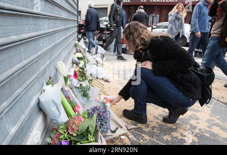 (151114) -- PARIS, 14. November 2015 -- Eine Frau stellt Eine Kerze vor das Restaurant Le Petit Cambodge, wo neulich in Paris, Frankreich, am 14. November 2015 ein Angriff stattfand. Der französische Präsident Francois Hollande kündigte am Samstag eine dreitägige nationale Trauer an. (Zjy) FRANKREICH-PARIS-ATTACKEN-TRAUER XuxJinquan PUBLICATIONxNOTxINxCHN 151114 Paris 14. November 2015 eine Frau stellt eine Kerze vor das Restaurant Le Petit Cambodge, wo der Angriff geschehen ist der andere Tag in Paris Frankreich 14. November 2015 der französische Präsident Francois Hollande kündigte eine dreitägige nationale Trauer AM Samstag zjy France Paris an Stockfoto