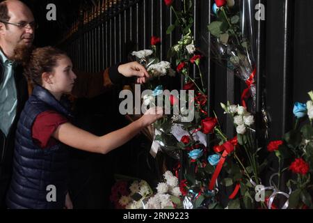 (151114) -- ATHEN, 14. November 2015 -- die Menschen stellen am 14. November 2015 Blumen vor die Botschaft von Frankreich in Athen, Griechenland, um den Opfern einer Reihe von Anschlägen zu huldigen, die am Freitagabend in Paris stattfanden. ) GRIECHENLAND-ATHEN-PARIS-ATTACKS-CONDOLENCE MariosxLolos PUBLICATIONxNOTxINxCHN 151114 Athen Nov 14 2015 Prominente plazieren Blumen vor der Botschaft von Frankreich in Athen Griechenland AM 14. November 2015 um den Opfern einer Reihe von Anschlägen zu huldigen Thatcher ereignete sich in Paris AM Freitag Abend Griechenland Athen Paris attackiert Kondolence MariosxLolos PUBLTINxCHION Stockfoto