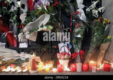 (151114) -- ATHEN, 14. Nov. 2015 -- Foto vom 14. Nov. 2015 zeigt Blumen und Kerzen, die griechische Menschen vor der Botschaft von Frankreich in Athen stellten, um den Opfern einer Reihe von Anschlägen zu huldigen, die am Freitagabend in Paris stattfanden. ) GRIECHENLAND-ATHEN-PARIS-ATTACKS-CONDOLENCE MariosxLolos PUBLICATIONxNOTxINxCHN 151114 Athen 14. November 2015 Foto aufgenommen AM 14. November 2015 zeigt Blumen und Kerzen, die griechische Prominente vor der Botschaft von Frankreich in Athen stellten, um den Opfern einer Serie von Angriffen zu huldigen Thatcher ereignete sich in Paris AM Freitag Abend in Griechenland Athen Paris attackiert Kond Stockfoto