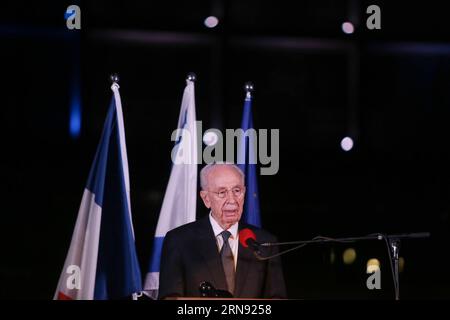 (151115) -- TEL AVIV, 14. November 2015 -- der ehemalige israelische Präsident Shimon Peres spricht am 14. November 2015 vor dem Rathaus von Tel Aviv, das mit den Farben der französischen Nationalflagge beleuchtet ist, auf dem Rabin-Platz in Tel Aviv, Israel, um die Opfer der Pariser Angriffe zu trauern. Der israelische Premierminister Benjamin Netanjahu sprach dem französischen Volk nach den tödlichen Angriffen, bei denen mehr als 100 Menschen starben, Beileid aus und fügte hinzu, dass die Welt ihre Kräfte in ihrem Kampf gegen den islamischen Extremismus bündeln sollte. JINI/) ISRAEL-TEL AVIV-GATHERING-PARIS ATTACKS-TRAUER DanielxBar-on PUBLICATIONx Stockfoto