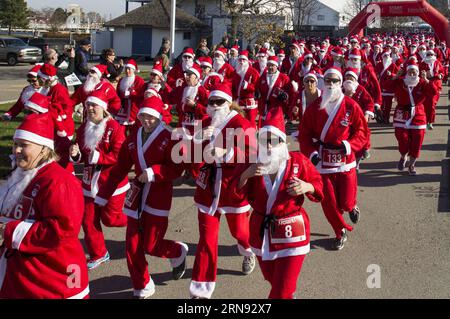 TORONTO – Teilnehmer, die als Weihnachtsmann verkleidet sind, nehmen am Santa 5K-Lauf 2015 in Hamilton, Ontario, Kanada, am 15. November 2015 Teil. Hunderte von Läufern nahmen an diesem jährlichen 5-km-Rennen Teil, um eine Wohltätigkeitsorganisation am Sonntag zu unterstützen. Zou Zheng) (SP)KANADA-ONTARIO-HAMILTON-SANTA 5K-LAUF yanzhonghua PUBLICATIONxNOTxINxCHN Toronto Teilnehmer, die als Weihnachtsmann verkleidet sind, nehmen AM 15. November 2015 AM Santa 5k-Lauf in Hamilton Ontario, Kanada, Teil 2015 Hunderte von LÄUFERN nahmen an diesem jährlichen 5-km-Rennen zur Unterstützung einer Wohltätigkeitsorganisation AM Sonntag Teil Zou Zheng SP Kanada Ontario Hamilton Santa 5k-LAUF PUBLICATIONxNOTxINxCHN Stockfoto