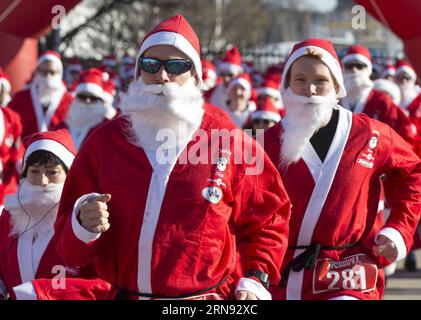 TORONTO – Teilnehmer, die als Weihnachtsmann verkleidet sind, nehmen am Santa 5K-Lauf 2015 in Hamilton, Ontario, Kanada, am 15. November 2015 Teil. Hunderte von Läufern nahmen an diesem jährlichen 5-km-Rennen Teil, um eine Wohltätigkeitsorganisation am Sonntag zu unterstützen. Zou Zheng) (SP)KANADA-ONTARIO-HAMILTON-SANTA 5K-LAUF yanzhonghua PUBLICATIONxNOTxINxCHN Toronto Teilnehmer, die als Weihnachtsmann verkleidet sind, nehmen AM 15. November 2015 AM Santa 5k-Lauf in Hamilton Ontario, Kanada, Teil 2015 Hunderte von LÄUFERN nahmen an diesem jährlichen 5-km-Rennen zur Unterstützung einer Wohltätigkeitsorganisation AM Sonntag Teil Zou Zheng SP Kanada Ontario Hamilton Santa 5k-LAUF PUBLICATIONxNOTxINxCHN Stockfoto