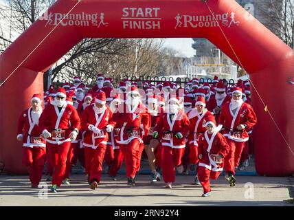 TORONTO – Teilnehmer, die als Weihnachtsmann verkleidet sind, nehmen am Santa 5K-Lauf 2015 in Hamilton, Ontario, Kanada, am 15. November 2015 Teil. Hunderte von Läufern nahmen an diesem jährlichen 5-km-Rennen Teil, um eine Wohltätigkeitsorganisation am Sonntag zu unterstützen. Zou Zheng) (SP)KANADA-ONTARIO-HAMILTON-SANTA 5K-LAUF yanzhonghua PUBLICATIONxNOTxINxCHN Toronto Teilnehmer, die als Weihnachtsmann verkleidet sind, nehmen AM 15. November 2015 AM Santa 5k-Lauf in Hamilton Ontario, Kanada, Teil 2015 Hunderte von LÄUFERN nahmen an diesem jährlichen 5-km-Rennen zur Unterstützung einer Wohltätigkeitsorganisation AM Sonntag Teil Zou Zheng SP Kanada Ontario Hamilton Santa 5k-LAUF PUBLICATIONxNOTxINxCHN Stockfoto