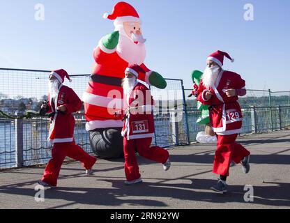 TORONTO – Teilnehmer, die als Weihnachtsmann verkleidet sind, nehmen am Santa 5K-Lauf 2015 in Hamilton, Ontario, Kanada, am 15. November 2015 Teil. Hunderte von Läufern nahmen an diesem jährlichen 5-km-Rennen Teil, um eine Wohltätigkeitsorganisation am Sonntag zu unterstützen. Zou Zheng) (SP)KANADA-ONTARIO-HAMILTON-SANTA 5K-LAUF yanzhonghua PUBLICATIONxNOTxINxCHN Toronto Teilnehmer, die als Weihnachtsmann verkleidet sind, nehmen AM 15. November 2015 AM Santa 5k-Lauf in Hamilton Ontario, Kanada, Teil 2015 Hunderte von LÄUFERN nahmen an diesem jährlichen 5-km-Rennen zur Unterstützung einer Wohltätigkeitsorganisation AM Sonntag Teil Zou Zheng SP Kanada Ontario Hamilton Santa 5k-LAUF PUBLICATIONxNOTxINxCHN Stockfoto