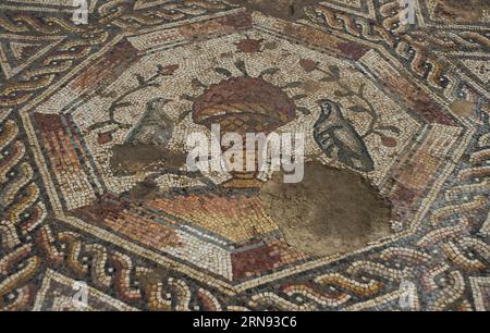 LOD (ISRAEL), Teil eines 1.700 Jahre alten Mosaiks, wird am 16. November 2015 in Lod, einer Stadt östlich von Tel Aviv in Zentralisrael, gesehen. Israels Antiquities Authority enthüllte am Montag ein Bodenmosaik aus der römischen Ära, das letztes Jahr bei den Bauten eines Besucherzentrums entdeckt wurde, das ein weiteres Mosaik ausstellen sollte, das vor zwei Jahrzehnten an derselben Stelle entdeckt wurde. Archäologen sagten, dass das atemberaubende Mosaik vor etwa 1.700 Jahren als Boden des Wohnzimmers einer Villa diente. ) ISRAEL-LOD-MOSAIK-ENTHÜLLUNG LixRui PUBLICATIONxNOTxINxCHN Lod Israel Teil eines 1 700 Jahre alten Mosaiks SIND Seen in Lod, einer Stadt östlich von Tel Stockfoto