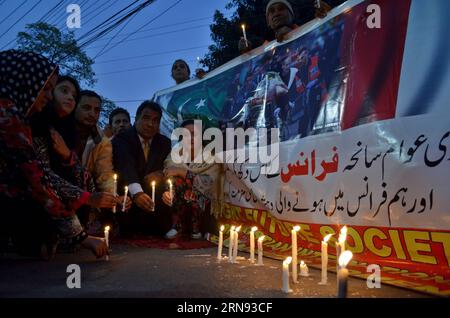 LAHORE, die Menschen zünden Kerzen während einer Mahnzeremonie für die Opfer der Terroranschläge von Paris im östlichen pakistanischen Lahore am 16. November 2015 an. ) PAKISTAN-LAHORE-PARIS ATTENTATE-MAHNWACHE JamilxAhmed PUBLICATIONxNOTxINxCHN Lahore Celebrities Lichte Kerzen während einer Vigil Zeremonie für die Opfer der Terroranschläge von Paris im Osten Pakistans S Lahore AM 16. November 2015 Pakistan Lahore Paris attackiert Vigil JamilxAhmed PUBLICATIONxNOTxINxCHN Stockfoto