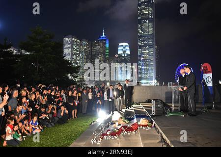 (151116) -- HONG KONG, 16. November 2015 -- Hong Kong Special Administrative Region Chief Executive Leung Chun-Ying (1. R) spricht im Tamar Park in Hong Kong, Südchina, 16. November 2015. Das Generalkonsulat von Frankreich in Hongkong hielt eine Kerzenlichttagung in Hongkong ab, um den Opfern, die bei den Pariser Attentaten ums Leben kamen, Beileid zu zollen. (zhs) CHINA-HONGKONG-PARIS ATTACK-TRAUER (CN) NgxWingxKin PUBLICATIONxNOTxINxCHN Hongkong 16. November 2015 Vorstandsvorsitzender der Sonderverwaltungsregion Hongkong Leung Chun Ying 1. R spricht im Tamar Park in Hongkong Südchina 16. November 2015 das Konsulat Stockfoto