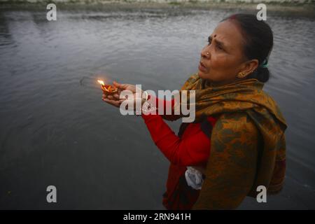 (151117) -- KATHMANDU, 17. November 2015 -- Ein Nepalesisch-Hindu-Anhänger bietet Gebete während des Chhath-Festivals an, das den Sonnengott am Bagmati-Fluss in Kathmandu, Nepal, am 17. November 2015 ehrt. Während des Chhath Festivals tauchen Hindus, jung und alt aus allen Gesellschaftsschichten, in Teiche oder Flüsse ein, um ein heiliges Bad zu nehmen, um der Sonne für das Geschenk des Lebens zu danken. Das Festival wird an vier aufeinanderfolgenden Tagen gefeiert. ) NEPAL-KATHMANDU-CHHATH FESTIVAL PratapxThapa PUBLICATIONxNOTxINxCHN Kathmandu 17. November 2015 ein Nepalesisch-Hindugotte BIETET Gebete während des Chhath Festivals AN, das den Sonnengott IN Bagma ehrt Stockfoto