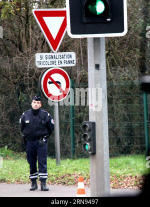 Polizeipatrouillen in der Nähe von Versailles, wo der französische Präsident Francois Hollande am 16. November 2015 in den beiden parlamentskammern von Versailles in Paris anwesend ist. Hollande gab am Montag bekannt, dass alle Kürzungen des Armeepersonals bis 2019 ausgesetzt werden. Hollande kündigte außerdem an, dass Frankreich in den kommenden zwei Jahren mehr Arbeitsplätze für Polizei und Gendarmen schaffen wird, um die französische Bevölkerung zu schützen.) FRANCE-VERSAILLES-POLICE-PATROL ZhengxBin PUBLICATIONxNOTxINxCHN Police Patrol in der Nähe von Versailles, wo der französische Präsident Hollande die beiden Kammern des Parlaments IN Versai besucht Stockfoto