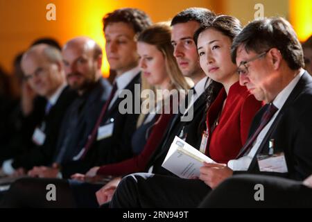 Zhuang Xiaoying (2. R) von der Tongji University of China, Gewinner des Sofja Kovalevskaja Award, nimmt an einer Preisverleihung in Berlin am 17. November 2015 Teil. Dr. Zhuang Xiaoying, ein junger Forscher aus Shanghai, ist einer der diesjährigen Gewinner des Sofja Kovalevskaja Award, eines der wertvollsten Forschungspreise Deutschlands. Der Preis wird vom Bundesforschungsministerium finanziert, das jedem Gewinner bis zu 1,65 Millionen Euro (1,84 Millionen US-Dollar) gewährt. Mit der Förderung können die Preisträger bis zu fünf Jahre an deutschen Universitäten und Forschungseinrichtungen forschen und sich etablieren Stockfoto