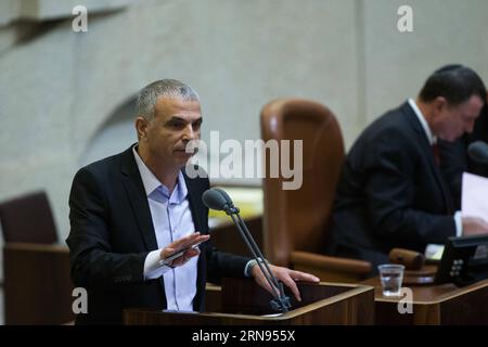 JERUSALEM, 18. November 2015 -- die israelische Finanzministerin Moshe Kahlon (L) spricht am 18. November 2015 im Versammlungssaal der Knesset in Jerusalem über die Abstimmung über den Staatshaushalt 2015-2016. Das israelische parlament billigte am 19. November den Staatshaushalt für 2015-2016 nach einer nächtlichen Marathondiskussion. () MIDEAST-JERUSALEM-ISRAEL-KNESSET-BUDGET-VOTING Xinhua/JINI PUBLICATIONxNOTxINxCHN Jerusalem 18. November 2015 die israelischen Finanzminister Moshe Kahlon l spricht IN der Versammlung der Knesset in Jerusalem AM 18. November 2015 über die ABSTIMMUNG ÜBER den Staatshaushalt für 2015 2016 Stockfoto